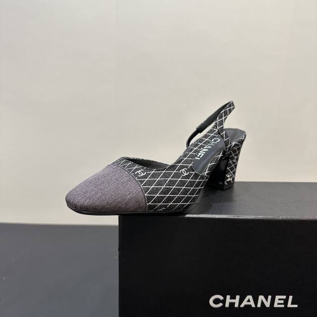 Chanel 香奈儿小香风经典拼色凉鞋，夏季专柜新色，这款单品延续经典小香特色...百搭时尚单鞋走秀款，全新升级楦头 ，独家订制五金扣 、原版开模 小香全系列