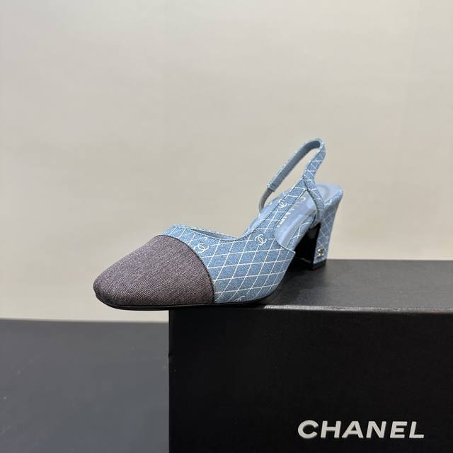 Chanel 香奈儿小香风经典拼色凉鞋，夏季专柜新色，这款单品延续经典小香特色...百搭时尚单鞋走秀款，全新升级楦头 ，独家订制五金扣 、原版开模 小香全系列