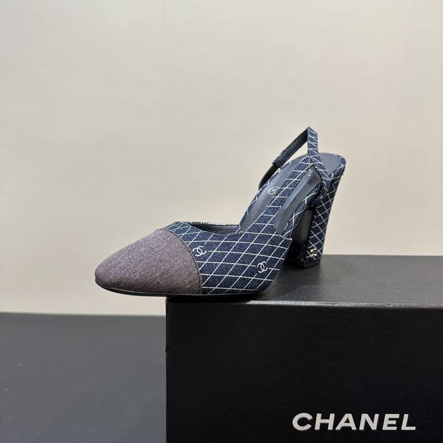 Chanel 香奈儿小香风经典拼色凉鞋，夏季专柜新色，这款单品延续经典小香特色...百搭时尚单鞋走秀款，全新升级楦头 ，独家订制五金扣 、原版开模 小香全系列