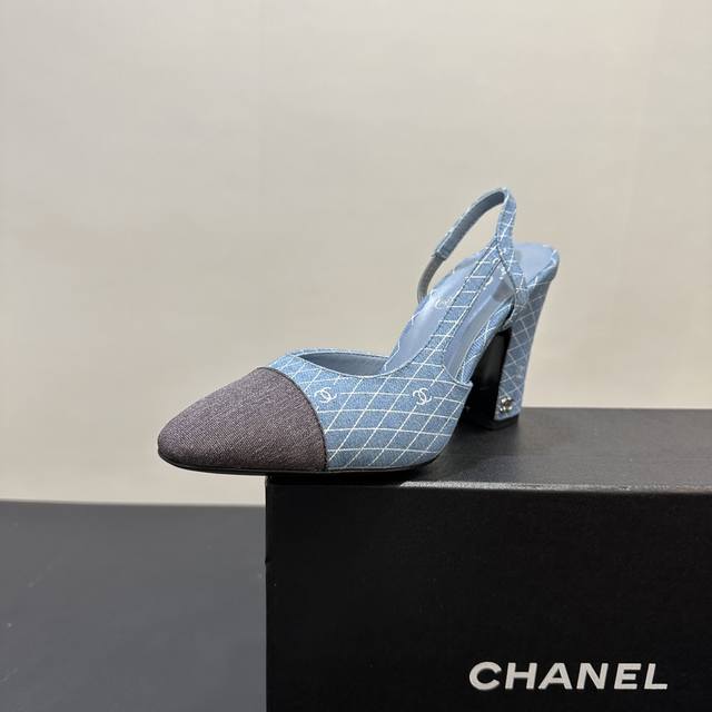Chanel 香奈儿小香风经典拼色凉鞋，夏季专柜新色，这款单品延续经典小香特色...百搭时尚单鞋走秀款，全新升级楦头 ，独家订制五金扣 、原版开模 小香全系列