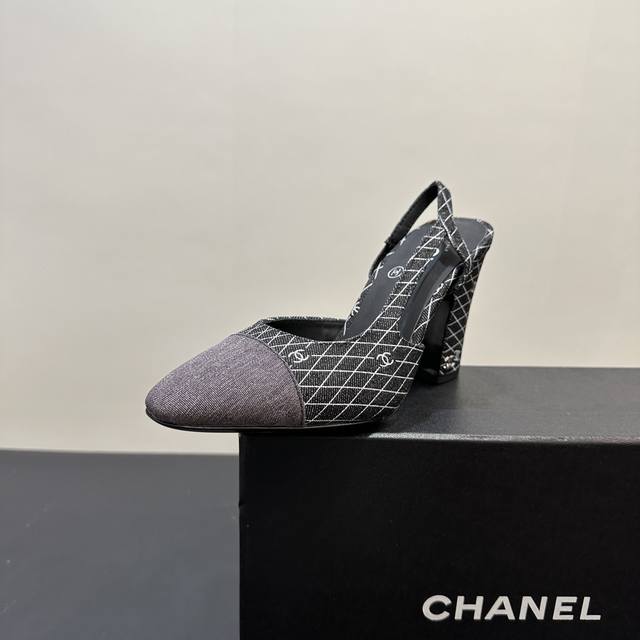 Chanel 香奈儿小香风经典拼色凉鞋，夏季专柜新色，这款单品延续经典小香特色...百搭时尚单鞋走秀款，全新升级楦头 ，独家订制五金扣 、原版开模 小香全系列