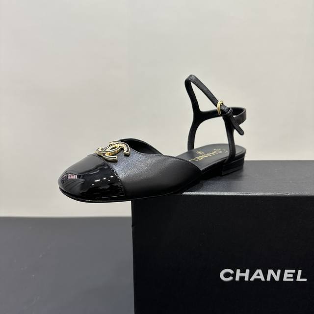 Chanel香奈儿春夏秀款中空包头凉鞋 第一眼看上就被种草了根据天气变化自由穿搭！套上袜套春夏秒变可爱单鞋！秒变魔法公主鞋面采用混种羊皮内里踮脚丝绸羊皮 脚感超