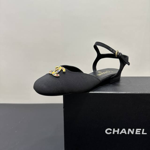 Chanel香奈儿春夏秀款中空包头凉鞋 第一眼看上就被种草了根据天气变化自由穿搭！套上袜套春夏秒变可爱单鞋！秒变魔法公主鞋面采用混种羊皮内里踮脚丝绸羊皮 脚感超