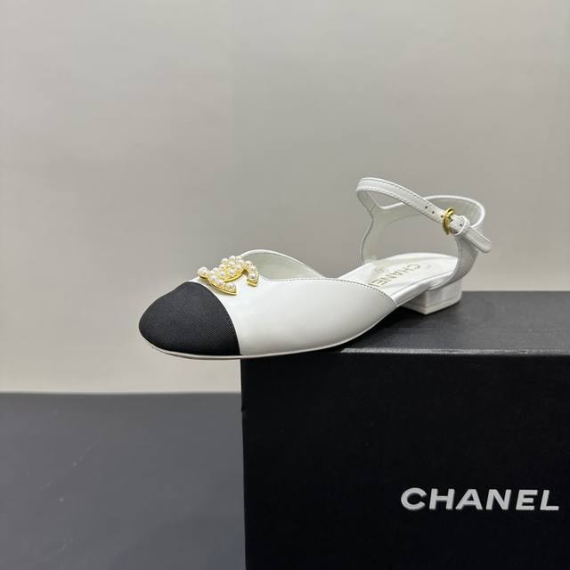Chanel香奈儿春夏秀款中空包头凉鞋 第一眼看上就被种草了根据天气变化自由穿搭！套上袜套春夏秒变可爱单鞋！秒变魔法公主鞋面采用混种羊皮内里踮脚丝绸羊皮 脚感超
