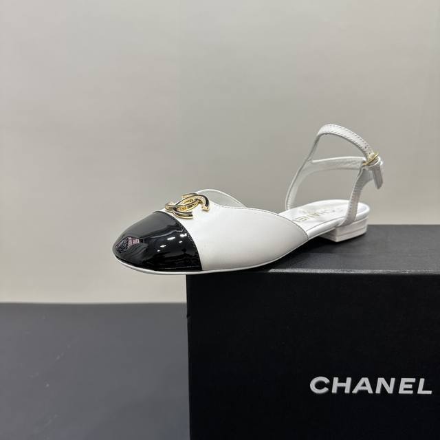 Chanel香奈儿春夏秀款中空包头凉鞋 第一眼看上就被种草了根据天气变化自由穿搭！套上袜套春夏秒变可爱单鞋！秒变魔法公主鞋面采用混种羊皮内里踮脚丝绸羊皮 脚感超