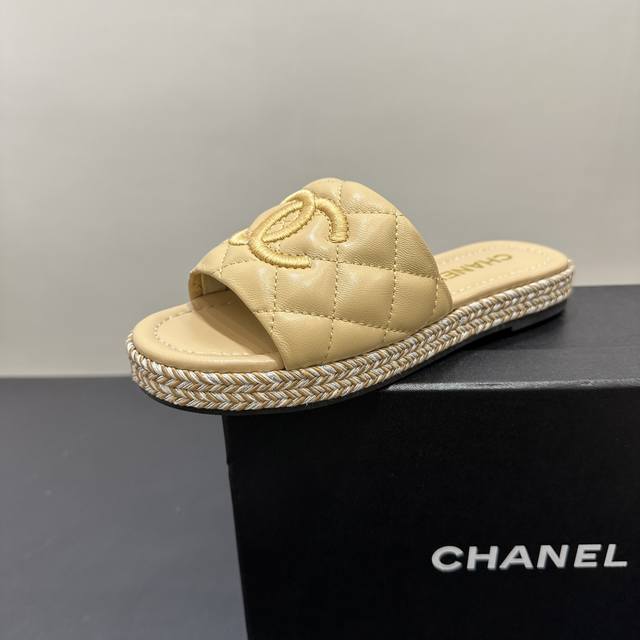 Chanel香奈儿小香风经典双C拖鞋，时尚界的永恒符号。菱格纹搭配标志性双C Logo，精致奢华。多种配色可选，无论是低调黑、纯净白，还是亮眼金银，都能轻松适配