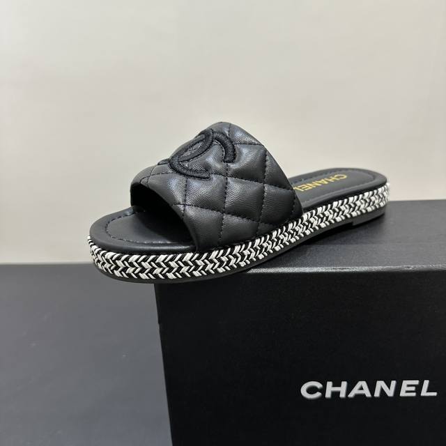 Chanel香奈儿小香风经典双C拖鞋，时尚界的永恒符号。菱格纹搭配标志性双C Logo，精致奢华。多种配色可选，无论是低调黑、纯净白，还是亮眼金银，都能轻松适配