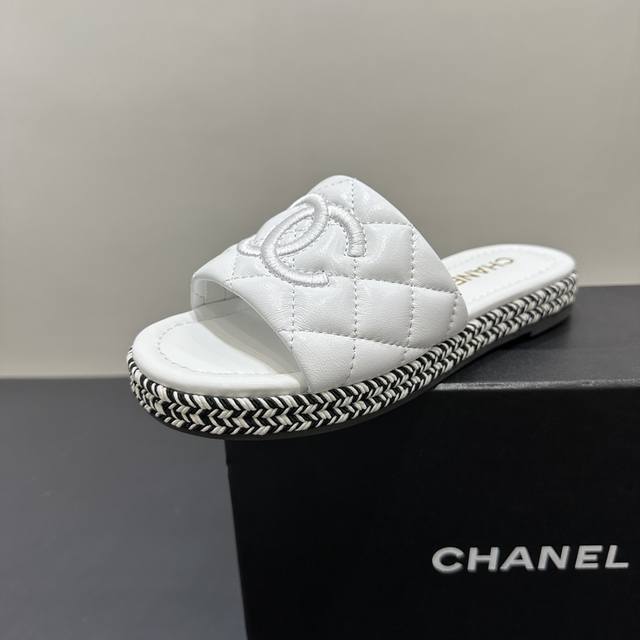 Chanel香奈儿小香风经典双C拖鞋，时尚界的永恒符号。菱格纹搭配标志性双C Logo，精致奢华。多种配色可选，无论是低调黑、纯净白，还是亮眼金银，都能轻松适配