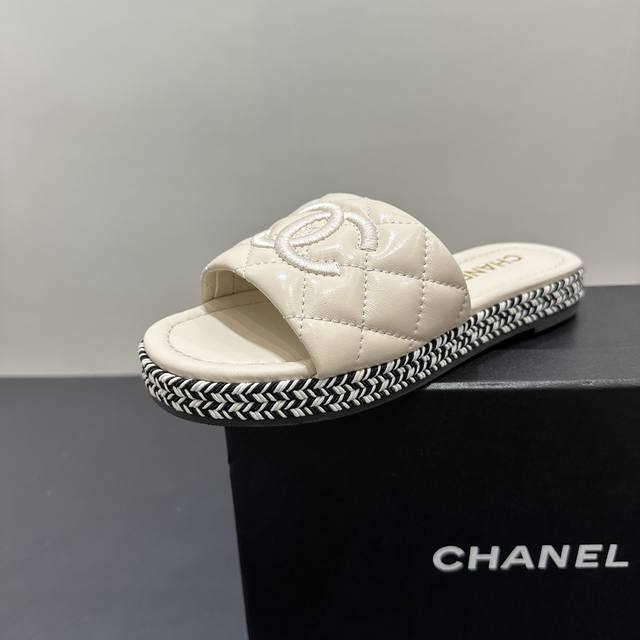 Chanel香奈儿小香风经典双C拖鞋，时尚界的永恒符号。菱格纹搭配标志性双C Logo，精致奢华。多种配色可选，无论是低调黑、纯净白，还是亮眼金银，都能轻松适配