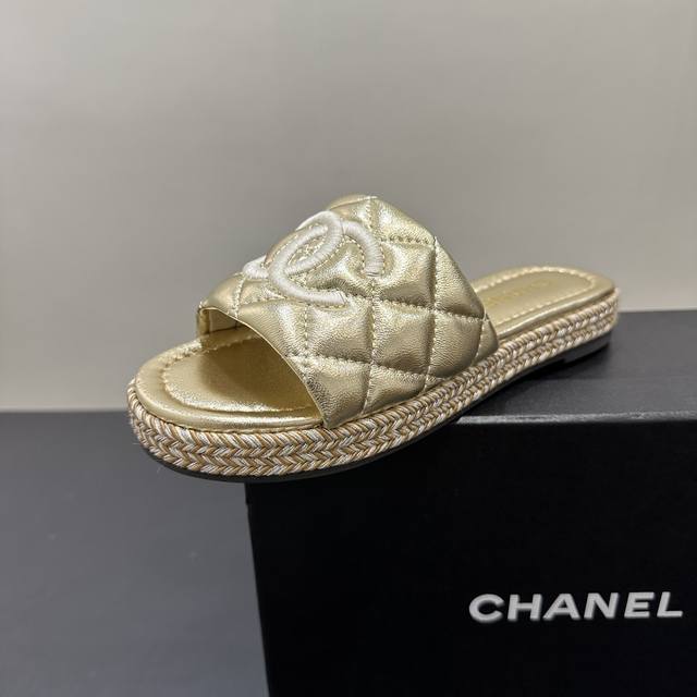 Chanel香奈儿小香风经典双C拖鞋，时尚界的永恒符号。菱格纹搭配标志性双C Logo，精致奢华。多种配色可选，无论是低调黑、纯净白，还是亮眼金银，都能轻松适配