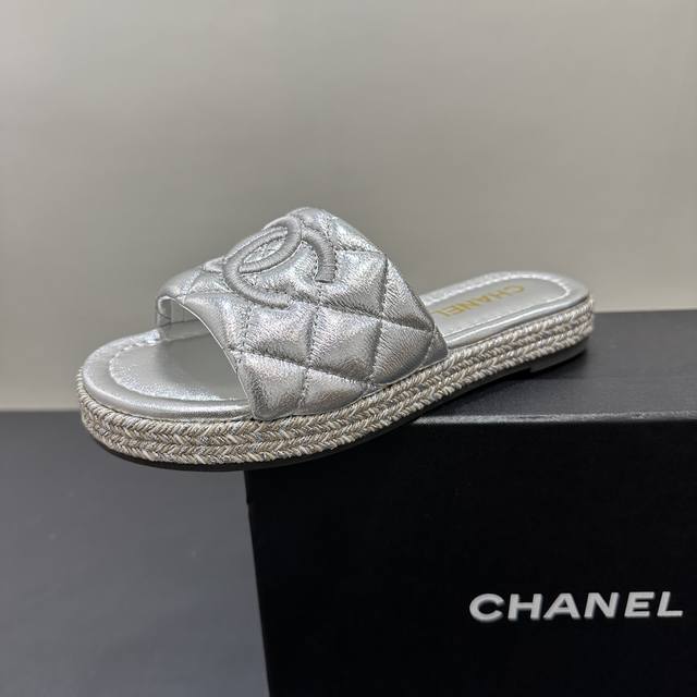 Chanel香奈儿小香风经典双C拖鞋，时尚界的永恒符号。菱格纹搭配标志性双C Logo，精致奢华。多种配色可选，无论是低调黑、纯净白，还是亮眼金银，都能轻松适配
