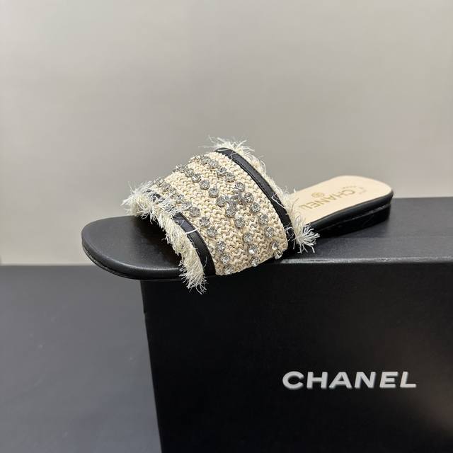 2025Chanel小香风香奈儿镶钻链条流苏拖鞋，时尚与优雅的完美融合。鞋面精致钻链搭配灵动流苏，奢华又俏皮。简约露趾设计，适配多样风格。无论是漫步街头还是出席