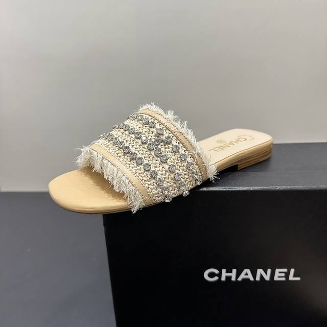 2025Chanel小香风香奈儿镶钻链条流苏拖鞋，时尚与优雅的完美融合。鞋面精致钻链搭配灵动流苏，奢华又俏皮。简约露趾设计，适配多样风格。无论是漫步街头还是出席