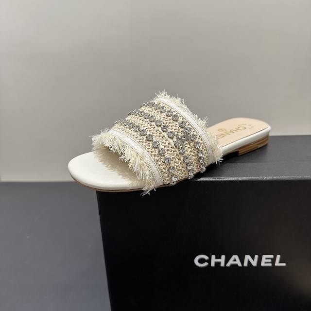 2025Chanel小香风香奈儿镶钻链条流苏拖鞋，时尚与优雅的完美融合。鞋面精致钻链搭配灵动流苏，奢华又俏皮。简约露趾设计，适配多样风格。无论是漫步街头还是出席