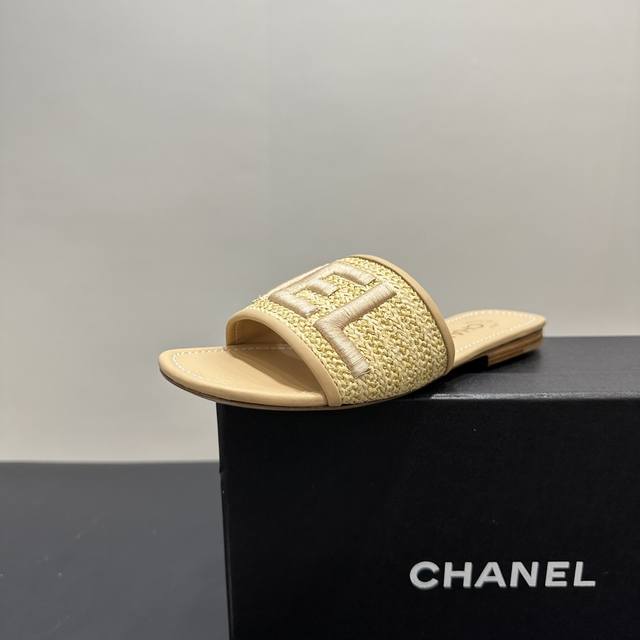 Chanel小香风香奈儿编织电绣字母拖鞋，鞋面醒目 “Chanel” 字母，辨识度拉满，彰显奢华品味。多种色彩随心选，适配不同造型。优质材质，脚感舒适。无论是搭