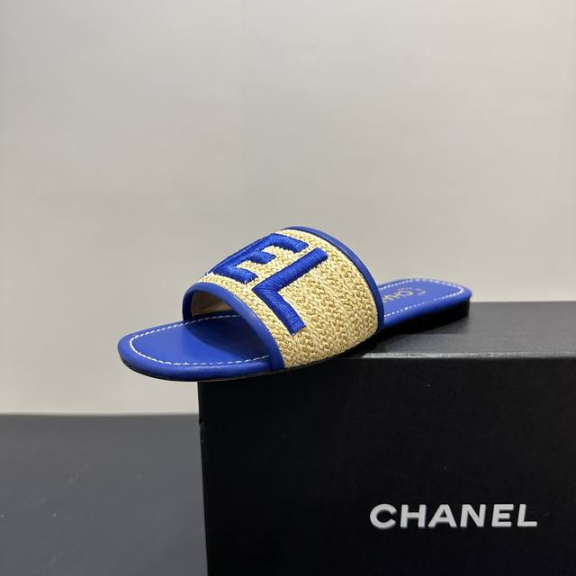 Chanel小香风香奈儿编织电绣字母拖鞋，鞋面醒目 “Chanel” 字母，辨识度拉满，彰显奢华品味。多种色彩随心选，适配不同造型。优质材质，脚感舒适。无论是搭