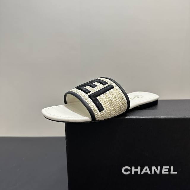 Chanel小香风香奈儿编织电绣字母拖鞋，鞋面醒目 “Chanel” 字母，辨识度拉满，彰显奢华品味。多种色彩随心选，适配不同造型。优质材质，脚感舒适。无论是搭