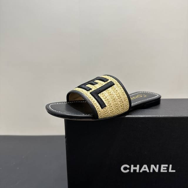 Chanel小香风香奈儿编织电绣字母拖鞋，鞋面醒目 “Chanel” 字母，辨识度拉满，彰显奢华品味。多种色彩随心选，适配不同造型。优质材质，脚感舒适。无论是搭