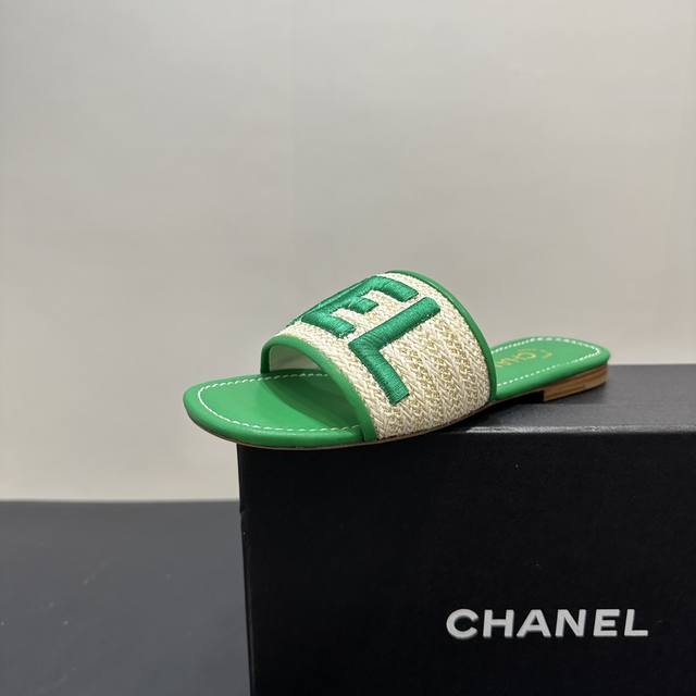 Chanel小香风香奈儿编织电绣字母拖鞋，鞋面醒目 “Chanel” 字母，辨识度拉满，彰显奢华品味。多种色彩随心选，适配不同造型。优质材质，脚感舒适。无论是搭