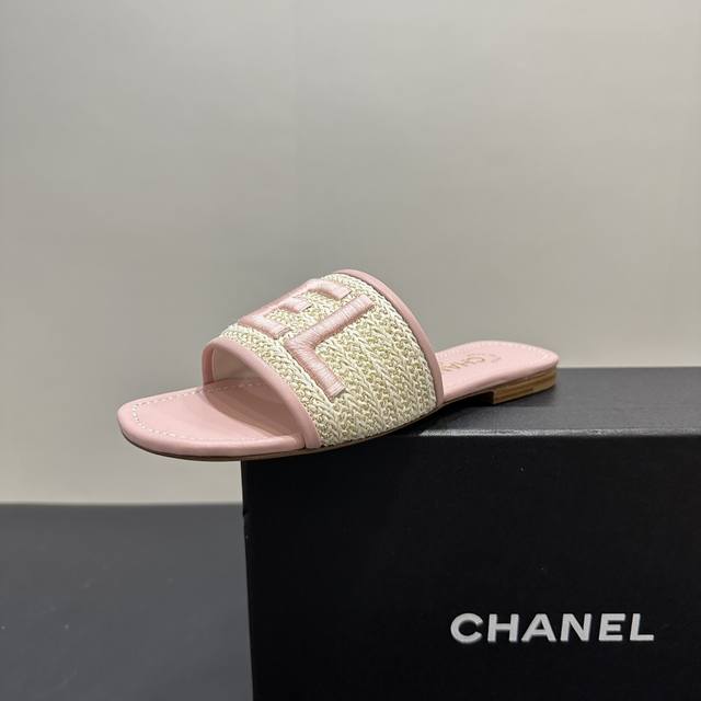 Chanel小香风香奈儿编织电绣字母拖鞋，鞋面醒目 “Chanel” 字母，辨识度拉满，彰显奢华品味。多种色彩随心选，适配不同造型。优质材质，脚感舒适。无论是搭