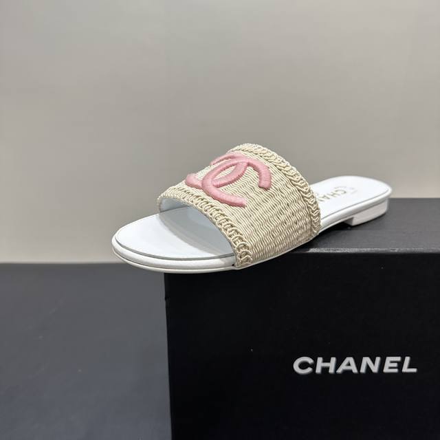 Chanel小香风香奈儿编织拖鞋，时尚与舒适的完美融合。经典双C标志夺目吸睛，彰显品牌格调。鞋面材质独特，编织纹理尽显质感。多样色彩选择，适配不同穿搭风格。无论
