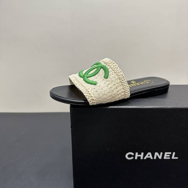 Chanel小香风香奈儿编织拖鞋，时尚与舒适的完美融合。经典双C标志夺目吸睛，彰显品牌格调。鞋面材质独特，编织纹理尽显质感。多样色彩选择，适配不同穿搭风格。无论