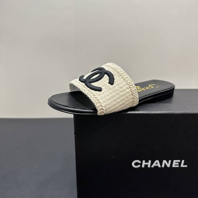 Chanel小香风香奈儿编织拖鞋，时尚与舒适的完美融合。经典双C标志夺目吸睛，彰显品牌格调。鞋面材质独特，编织纹理尽显质感。多样色彩选择，适配不同穿搭风格。无论