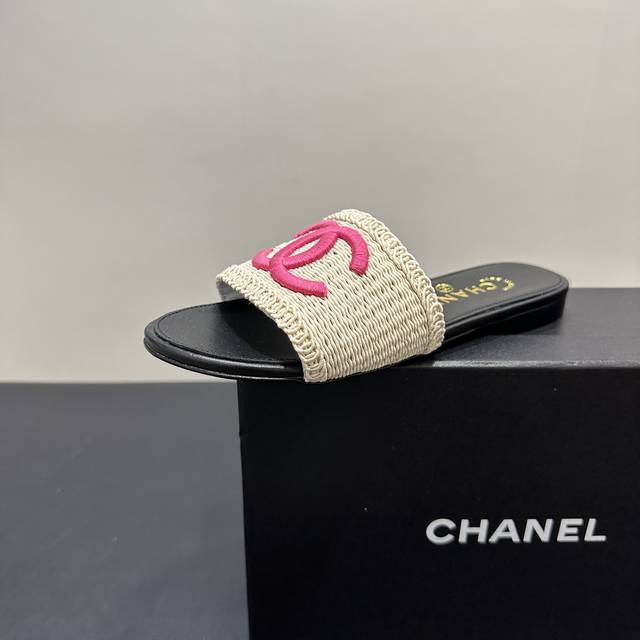 Chanel小香风香奈儿编织拖鞋，时尚与舒适的完美融合。经典双C标志夺目吸睛，彰显品牌格调。鞋面材质独特，编织纹理尽显质感。多样色彩选择，适配不同穿搭风格。无论