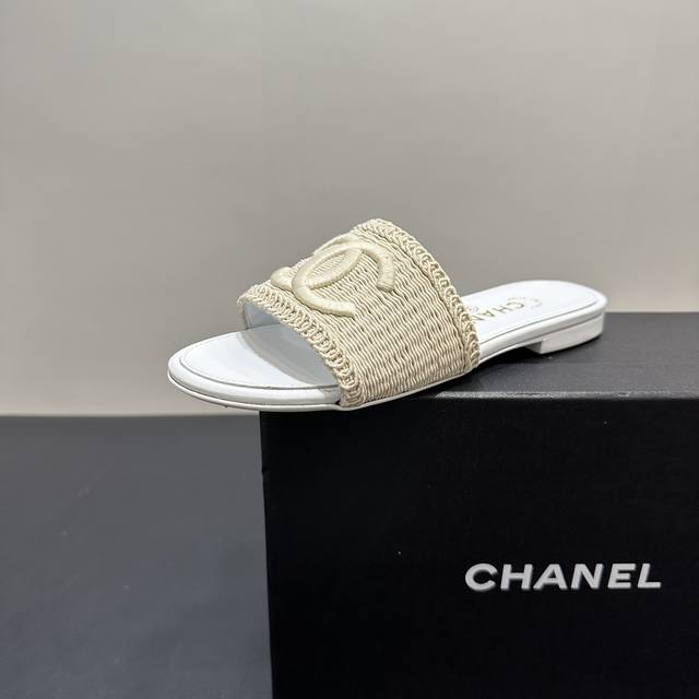 Chanel小香风香奈儿编织拖鞋，时尚与舒适的完美融合。经典双C标志夺目吸睛，彰显品牌格调。鞋面材质独特，编织纹理尽显质感。多样色彩选择，适配不同穿搭风格。无论