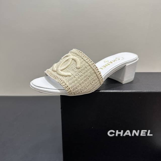 Chanel小香风香奈儿编织拖鞋，时尚与舒适的完美融合。经典双C标志夺目吸睛，彰显品牌格调。鞋面材质独特，编织纹理尽显质感。多样色彩选择，适配不同穿搭风格。无论