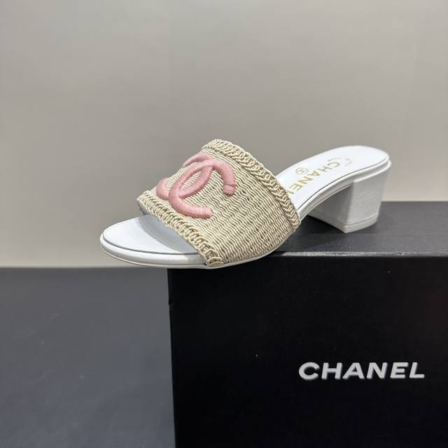 Chanel小香风香奈儿编织拖鞋，时尚与舒适的完美融合。经典双C标志夺目吸睛，彰显品牌格调。鞋面材质独特，编织纹理尽显质感。多样色彩选择，适配不同穿搭风格。无论