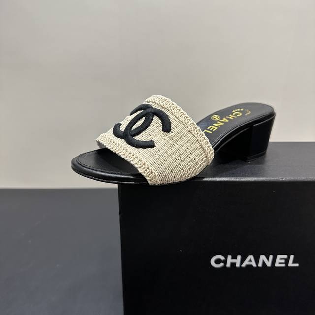 Chanel小香风香奈儿编织拖鞋，时尚与舒适的完美融合。经典双C标志夺目吸睛，彰显品牌格调。鞋面材质独特，编织纹理尽显质感。多样色彩选择，适配不同穿搭风格。无论