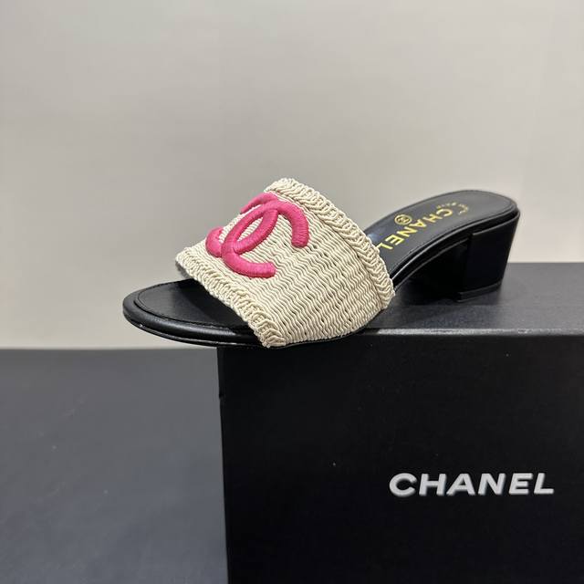 Chanel小香风香奈儿编织拖鞋，时尚与舒适的完美融合。经典双C标志夺目吸睛，彰显品牌格调。鞋面材质独特，编织纹理尽显质感。多样色彩选择，适配不同穿搭风格。无论