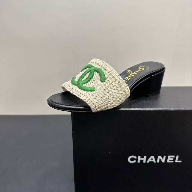 Chanel小香风香奈儿编织拖鞋，时尚与舒适的完美融合。经典双C标志夺目吸睛，彰显品牌格调。鞋面材质独特，编织纹理尽显质感。多样色彩选择，适配不同穿搭风格。无论