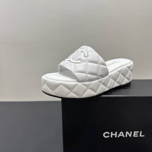 Chanel香奈儿新款早春厚底坡跟拖鞋 松糕底 高版本出货 国内外明星网红上脚 夏季首选凉鞋 原版进口羊皮鞋面 进口羊皮内里 原版开模大底 Size: 35-3