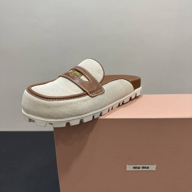 Miumiu缪缪新款包头拖鞋半拖系列上新 ★★★★★ 舒适度与时髦度并存的开挂全新系列，设计搭配，简约大方，百搭时尚！ 鞋面：原版定制材料 内里: 原版定制羊皮