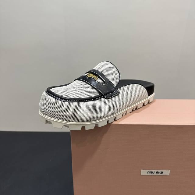 Miumiu缪缪新款包头拖鞋半拖系列上新 ★★★★★ 舒适度与时髦度并存的开挂全新系列，设计搭配，简约大方，百搭时尚！ 鞋面：原版定制材料 内里: 原版定制羊皮
