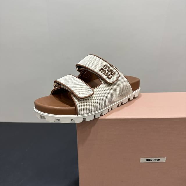 Miumiumiumiu新款厚底凉鞋拖鞋系列上新 ★★★★★ 舒适度与时髦度并存的开挂全新系列，设计搭配，简约大方，百搭时尚！ 鞋面：原版定制材料 内里: 原版