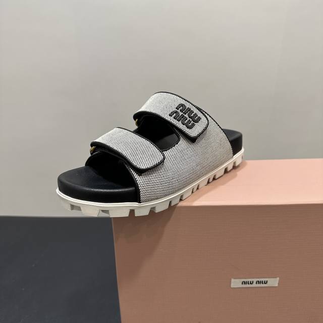 Miumiumiumiu新款厚底凉鞋拖鞋系列上新 ★★★★★ 舒适度与时髦度并存的开挂全新系列，设计搭配，简约大方，百搭时尚！ 鞋面：原版定制材料 内里: 原版