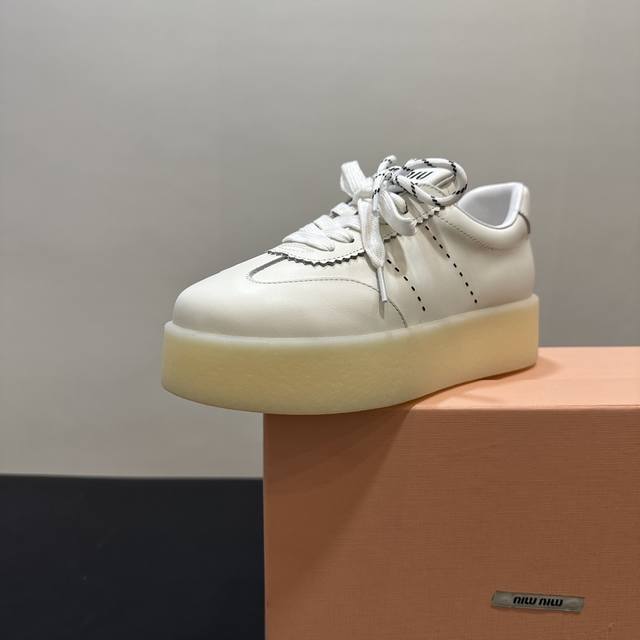 Miumiu缪缪小白鞋脏脏鞋厚底饼干鞋底春夏新款英伦风系带Miumiu秀场适当独一无二的擦色工艺工艺来自Miu Miu系列的细节特写 新季的潮流要素一 与此刻挚