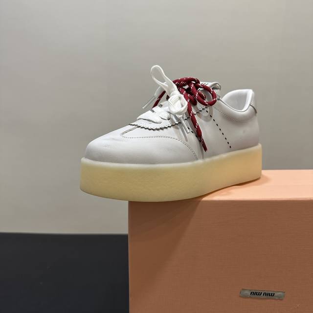 Miumiu缪缪小白鞋脏脏鞋厚底饼干鞋底春夏新款英伦风系带Miumiu秀场适当独一无二的擦色工艺工艺来自Miu Miu系列的细节特写 新季的潮流要素一 与此刻挚