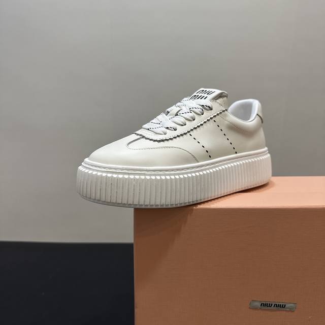 Miumiu缪缪小白鞋脏脏鞋厚底饼干鞋底春夏新款英伦风系带Miumiu秀场适当独一无二的擦色工艺工艺来自Miu Miu系列的细节特写 新季的潮流要素一 与此刻挚