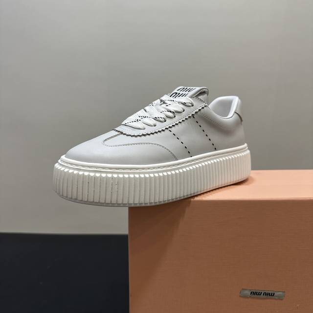 Miumiu缪缪小白鞋脏脏鞋厚底饼干鞋底春夏新款英伦风系带Miumiu秀场适当独一无二的擦色工艺工艺来自Miu Miu系列的细节特写 新季的潮流要素一 与此刻挚