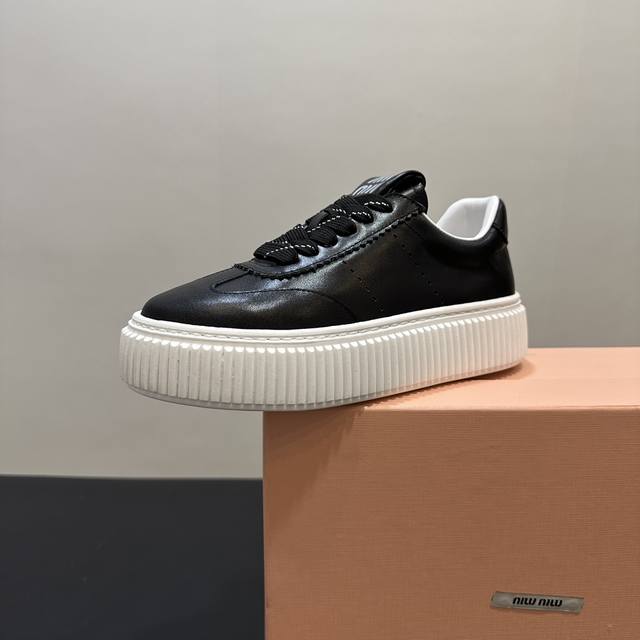 Miumiu缪缪小白鞋脏脏鞋厚底饼干鞋底春夏新款英伦风系带Miumiu秀场适当独一无二的擦色工艺工艺来自Miu Miu系列的细节特写 新季的潮流要素一 与此刻挚