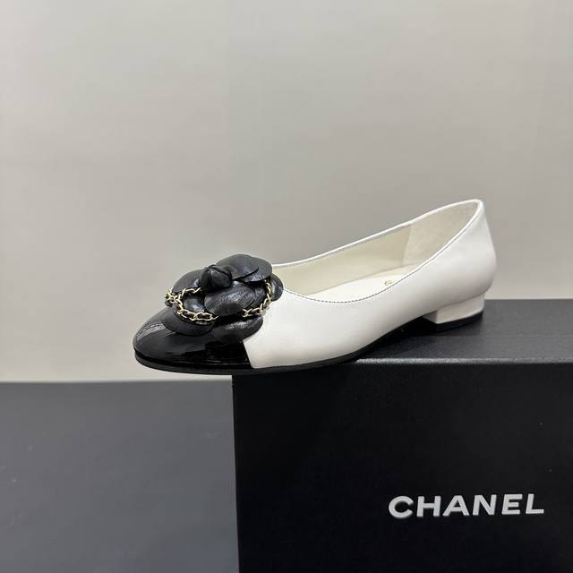 厂价 Chanel｜香奈儿小香25C早春新品 山茶花系列平底单鞋 这一季山茶花系列真的超美 香奶奶家一贯的优雅名媛气质 高级感十足！上脚非常Nice～ 不管光脚