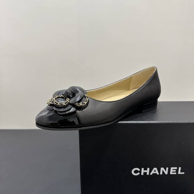 厂价 Chanel｜香奈儿小香25C早春新品 山茶花系列平底单鞋 这一季山茶花系列真的超美 香奶奶家一贯的优雅名媛气质 高级感十足！上脚非常Nice～ 不管光脚