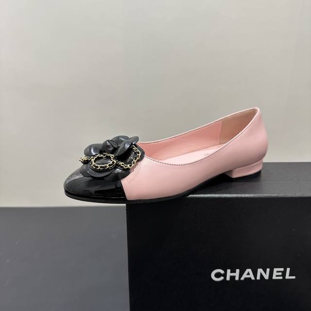 厂价 Chanel｜香奈儿小香25C早春新品 山茶花系列平底单鞋 这一季山茶花系列真的超美 香奶奶家一贯的优雅名媛气质 高级感十足！上脚非常Nice～ 不管光脚