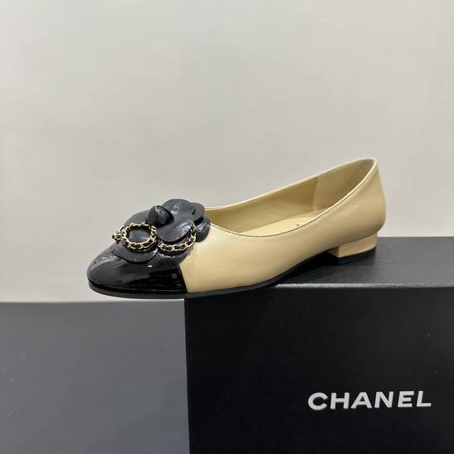 厂价 Chanel｜香奈儿小香25C早春新品 山茶花系列平底单鞋 这一季山茶花系列真的超美 香奶奶家一贯的优雅名媛气质 高级感十足！上脚非常Nice～ 不管光脚