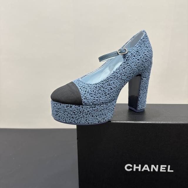 布面 Chanel ｜小香香奈儿25P春夏新品 粗跟厚底防水台单鞋玛丽珍 香奈儿这系列高跟鞋，将经典与时尚精妙融合。黑白撞色鞋头，是永不过时的优雅标识。鞋面材质