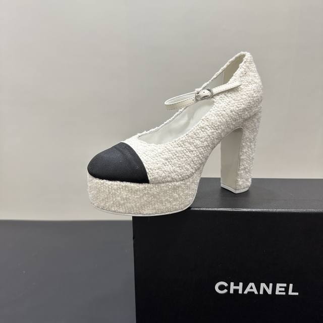 布面 Chanel ｜小香香奈儿25P春夏新品 粗跟厚底防水台单鞋玛丽珍 香奈儿这系列高跟鞋，将经典与时尚精妙融合。黑白撞色鞋头，是永不过时的优雅标识。鞋面材质